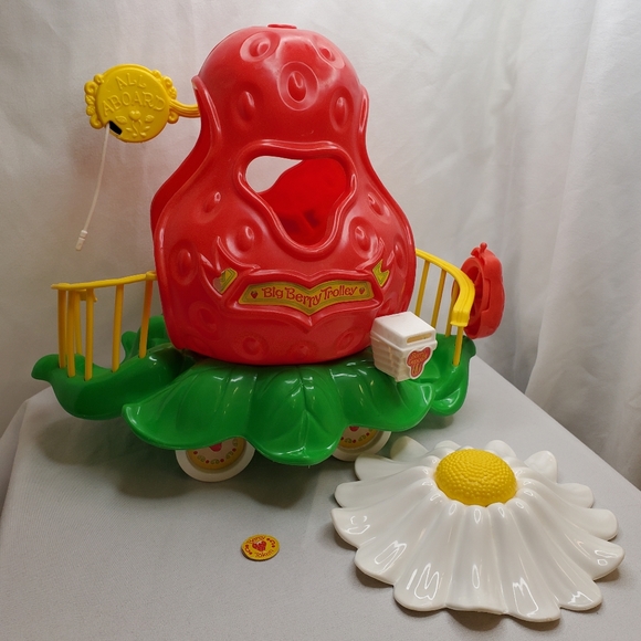 Vintage 1982 Kenner Strawberry Shortcake Big Berry Trolly Vehicle - Picture 3 of 9